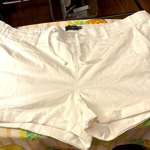 Torrid 3.5"' Pull-On Weekend Mid-Rise Utility Short